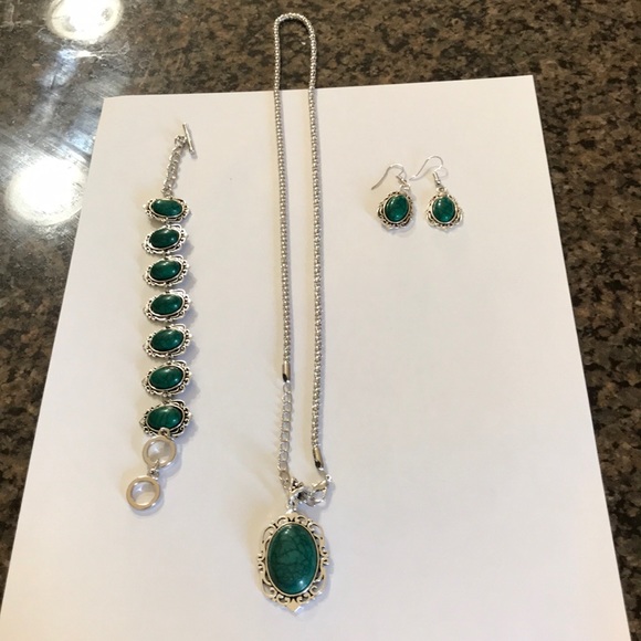 Jewelry - Green and silver necklace and bracelet set